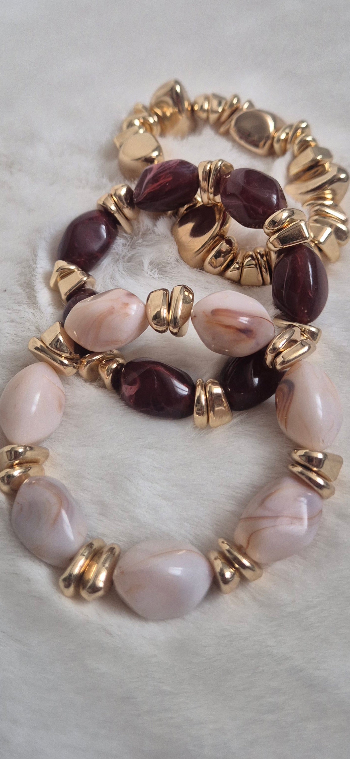 Lot de 3 Bracelets Élastiques Tendance – Perles Marbrées & Dorées (Avec Pochon)