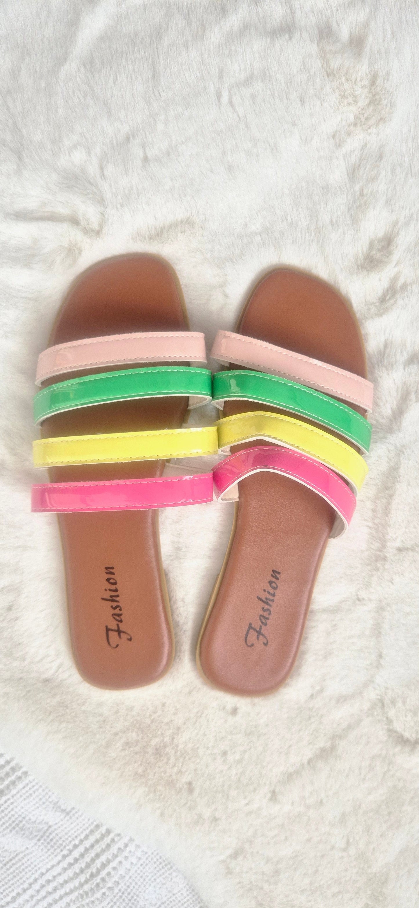 Sandales Plates Colorées – Style Estival & Tendance