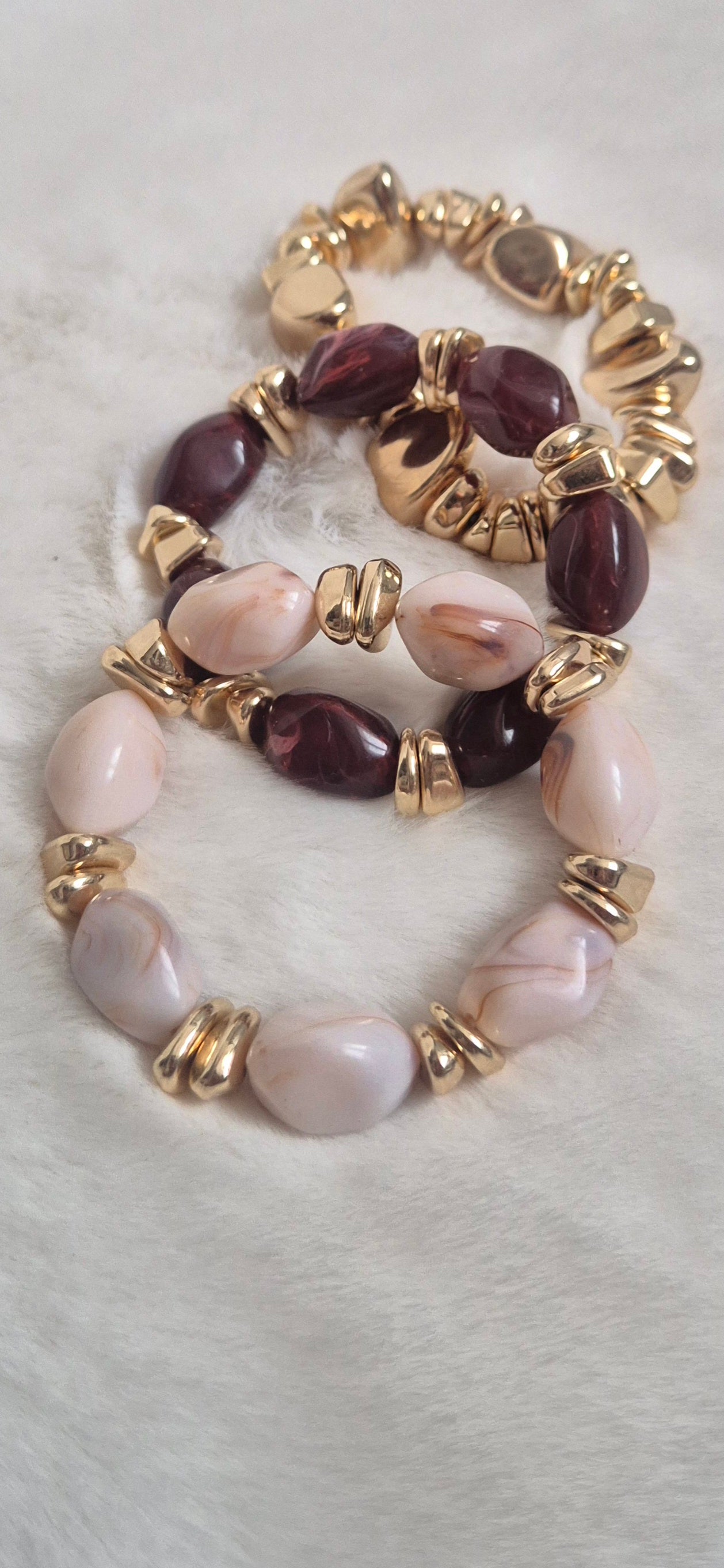 Lot de 3 Bracelets Élastiques Tendance – Perles Marbrées & Dorées (Avec Pochon)